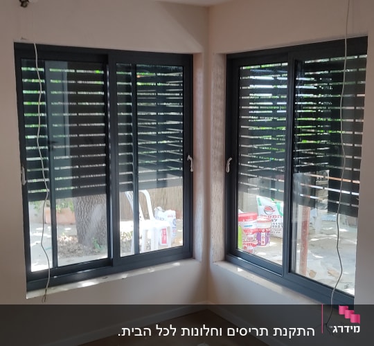 חלונות אלומיניום עם תריסים פנימיים בחדר